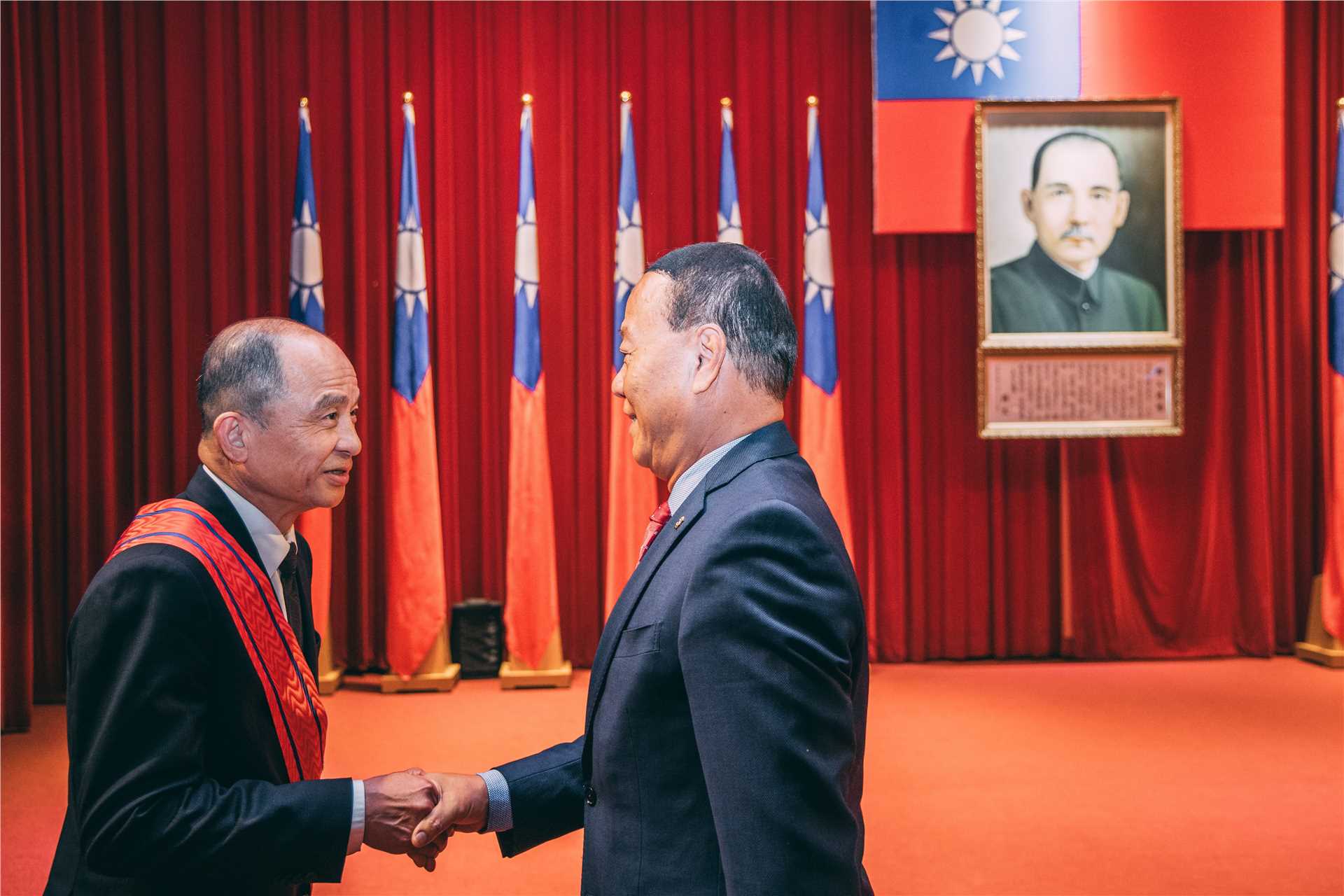 Deputy Minister of Military Affairs, Mr. Bai Honghui,conferral of Order of Resplendent Banner with Yellow Grand Cordon to the former Director, Mr. Bai Jielong.