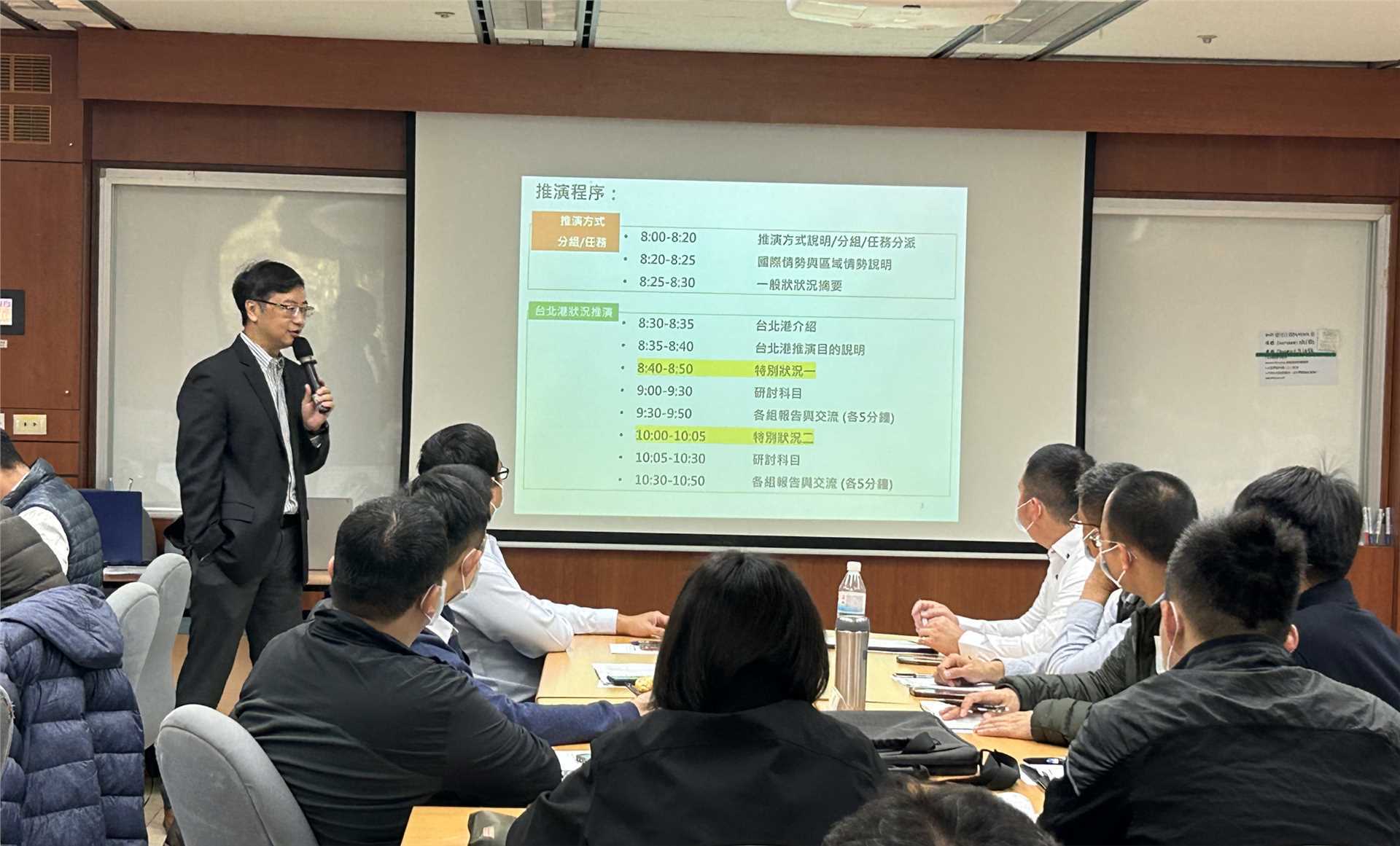 Dr. Lee Chong-Sheng of the National United University gave a "Situation Development and Progress" lesson Dr. Lee Chong-Sheng of the National United University gave a "Situation Development and Progress" lesson