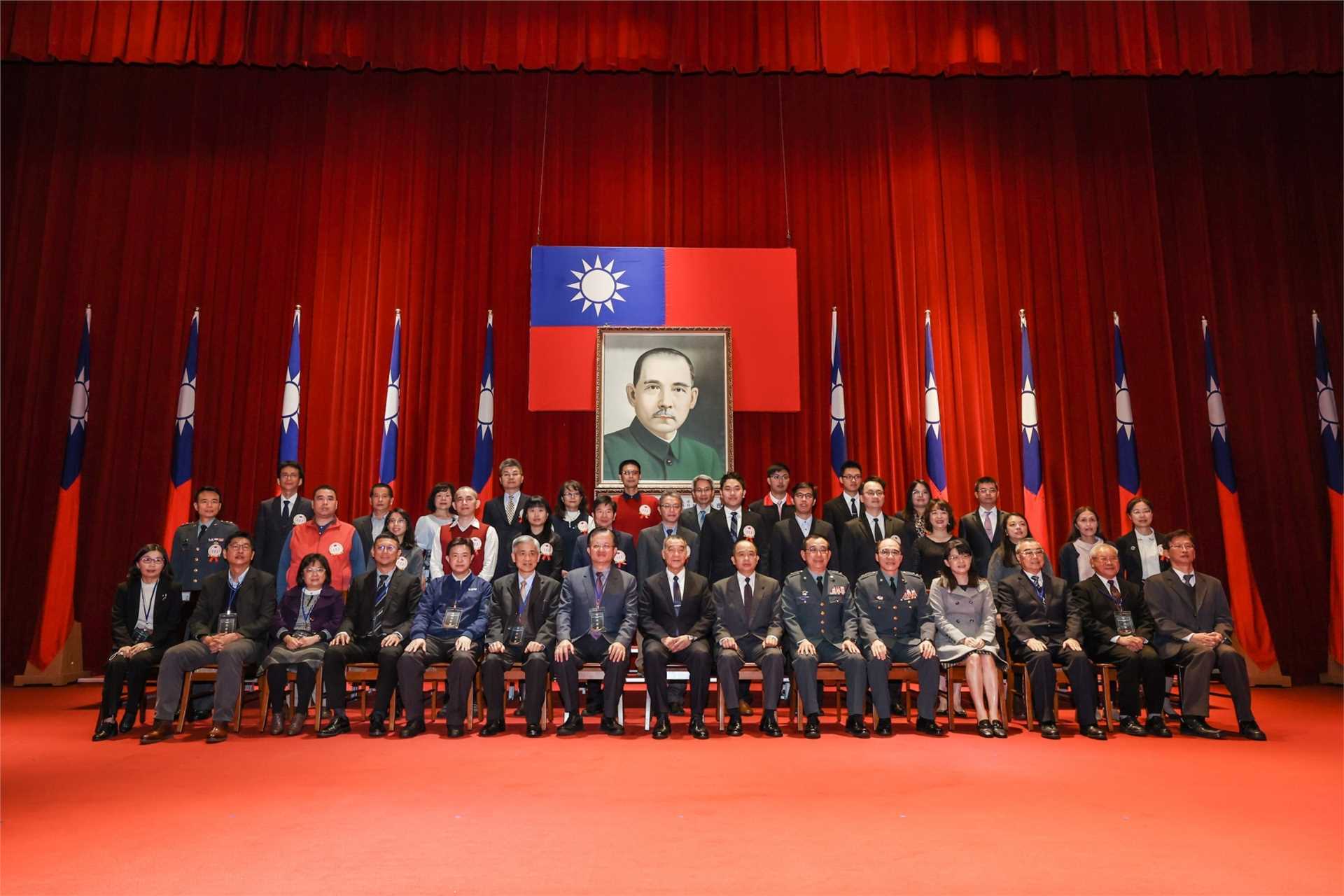 Mr. Chiu Kuo-cheng, Minister of National Defense, took a group photo with the award-winners Mr. Chiu Kuo-cheng, Minister of National Defense, took a group photo with the award-winners