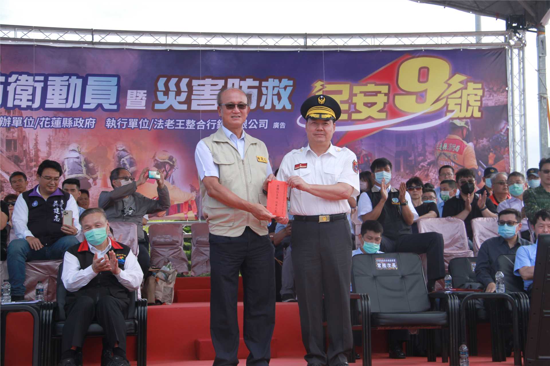 指導官頒發加菜金
