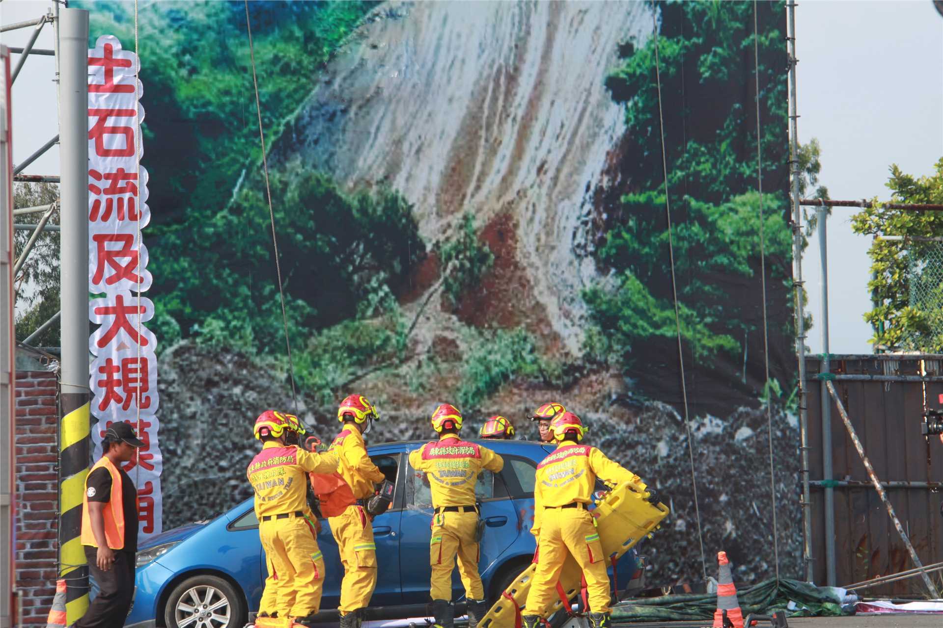 Landslide and large-scale collapse drills