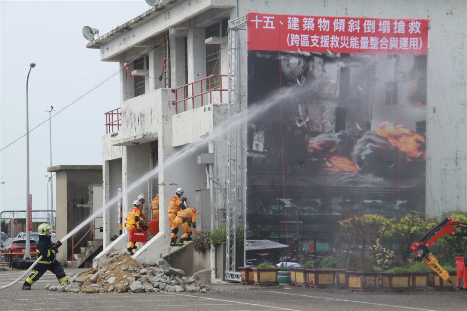 Rescue of tilted and collapsed buildings during wartime