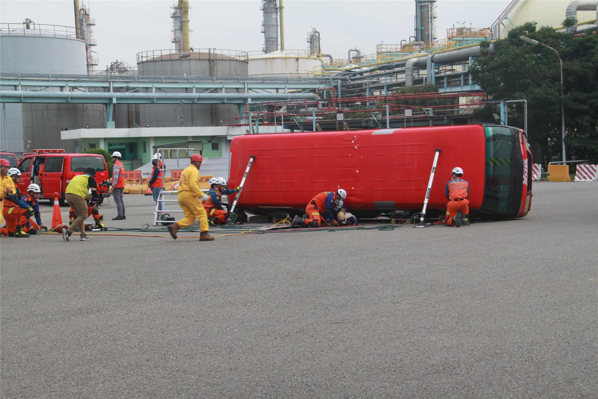 Wartime major traffic accident rescue drill