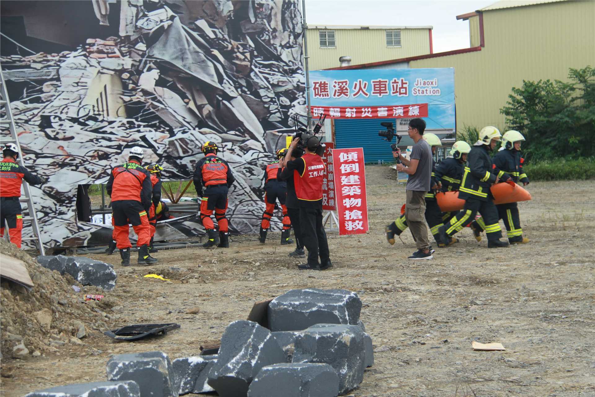 Wartime building tilt and collapse rescue drill