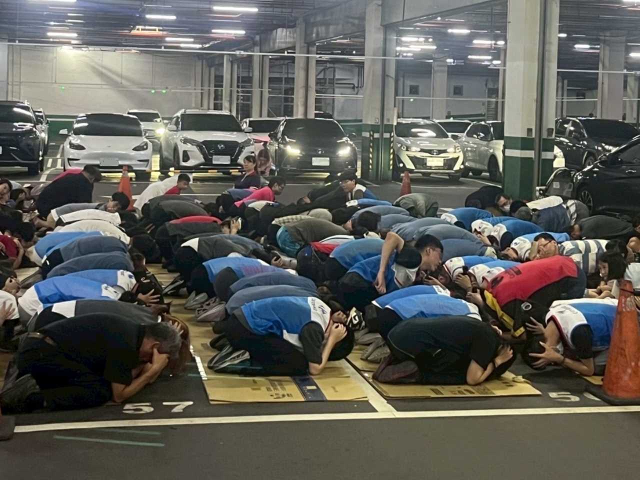 Employees of Carrefour Shalu Store in Taichung City assisting shopping public in conducting evacuation and sheltering