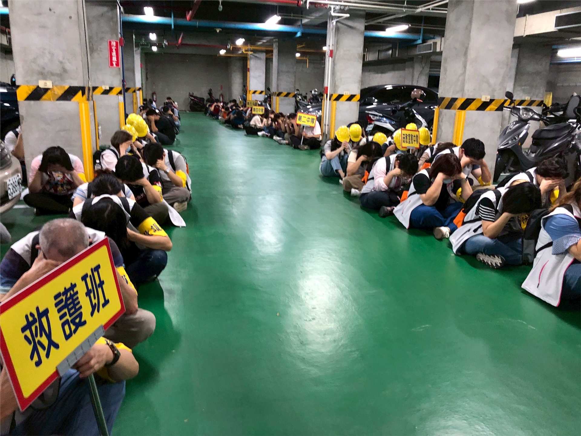 The Civil Defense Group organized by the New Taipei City Tucheng District Office assists visiting citizens in carrying out evacuation and shelter drills The Civil Defense Group organized by the New Taipei City Tucheng District Office assists visiting citizens in carrying out evacuation and shelter drills