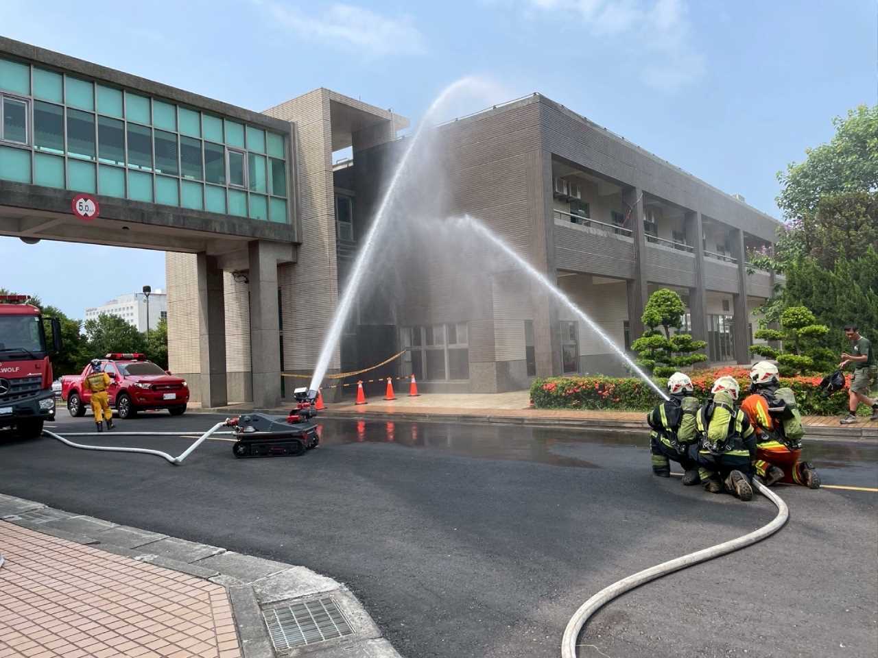 The protection group organized by the Taoyuan City North Air Traffic Service Park conducts a disaster rescue (fire) drill in response to war damage The protection group organized by the Taoyuan City North Air Traffic Service Park conducts a disaster rescue (fire) drill in response to war damage