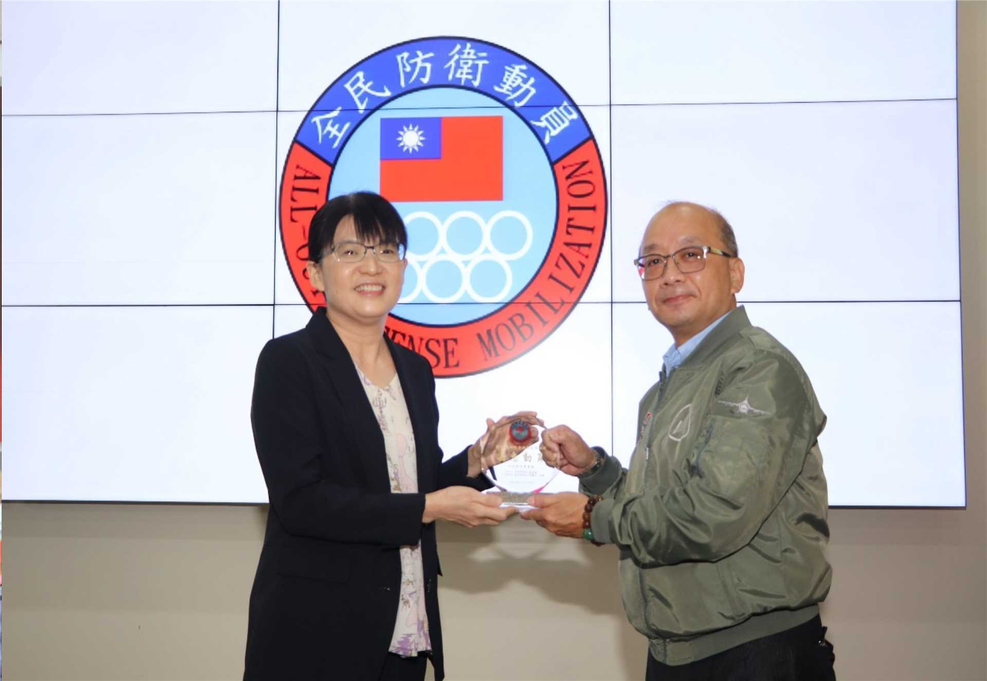 The Chief Executive Officer of the All-Out Defense Mobilization Agency Presents a Plaque of Gratitude to the Ching-Chuan-Kang Air Base