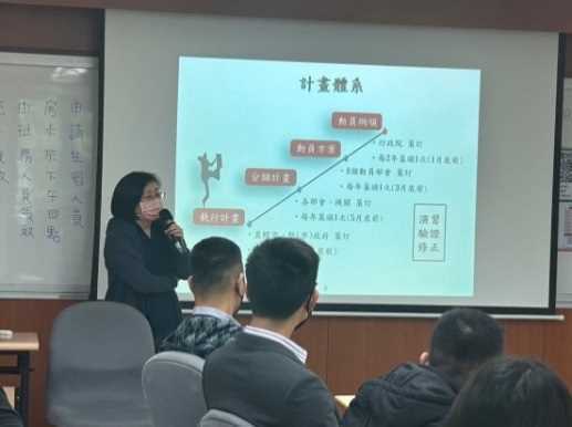 Lin Siao-Hua, Section Chief of the ADMA, gave the "Introduction to the All-out Defense Mobilization System" lecture