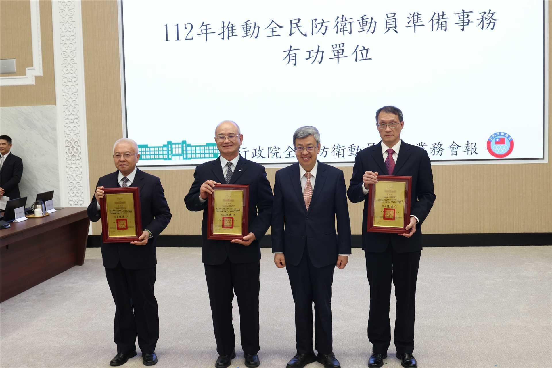 President Chen of the Executive Yuan presented the certificate of appreciation of Executive Yuan to private meritorious units.