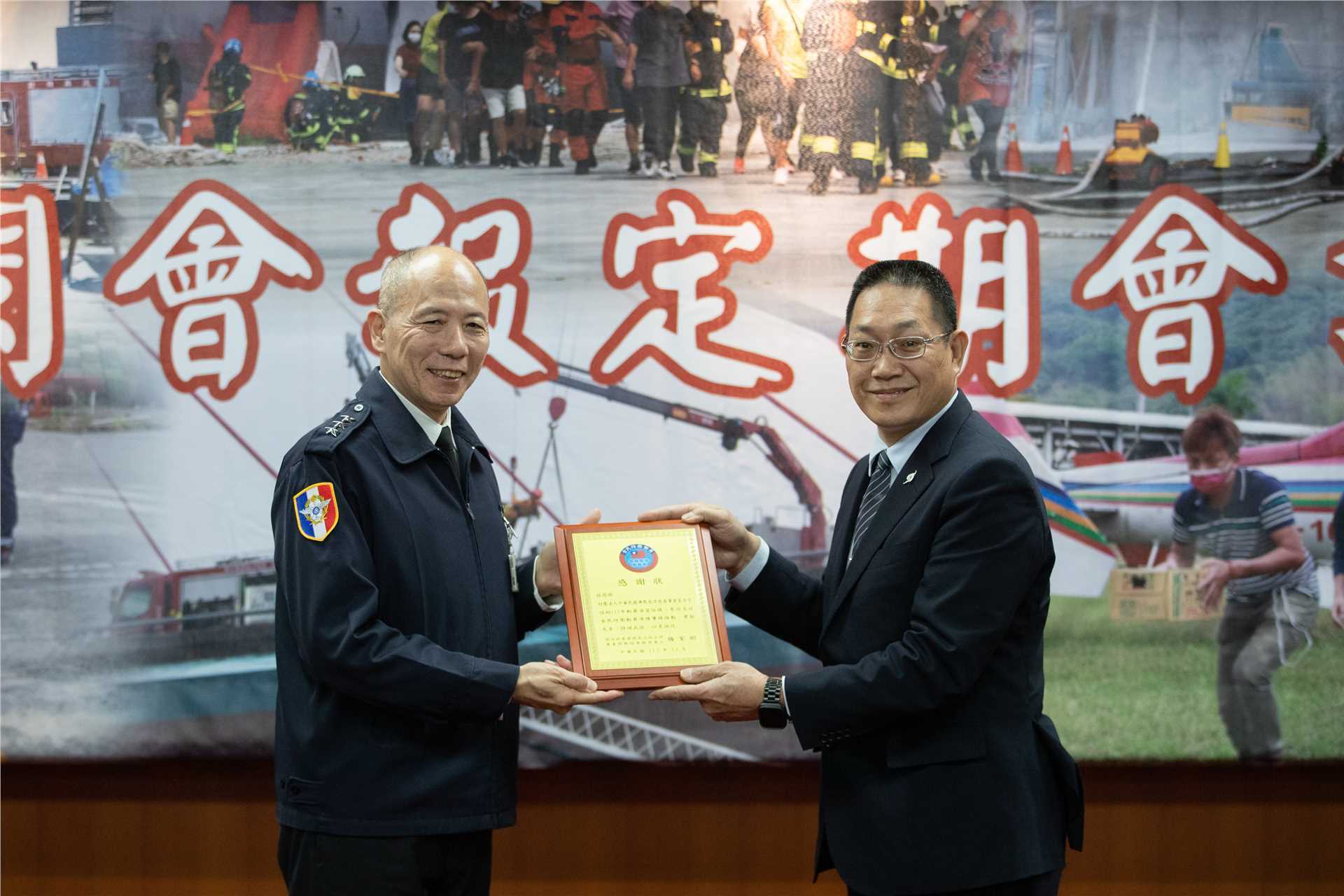 Admiral Mei, Chief of The General Staff of the Ministry of National Defense (MND), presented issued the certificate of appreciation of NND to the Buddhist Compassion Relief Tzu Chi Foundation.