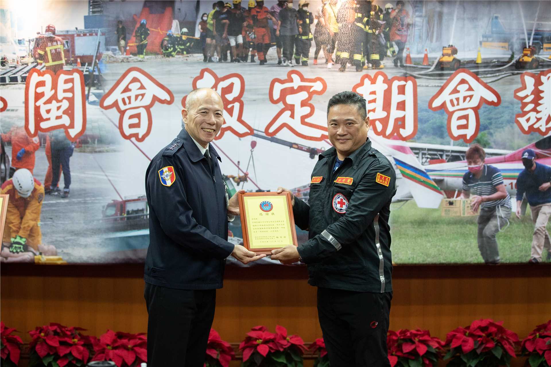 Admiral Mei, Chief of The General Staff of the Ministry of National Defense, presented the certificate of appreciation of MND to Hualien County Branch, Red Cross.