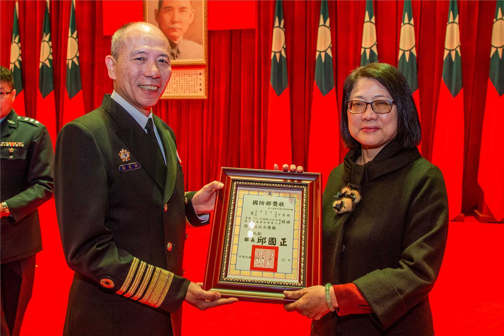 Admiral Mei, Chief of The General Staff of the Ministry of National Defense, presented the mobilization merit certificate to Ms. Yu, Military Service Office, Kaohsiung City.