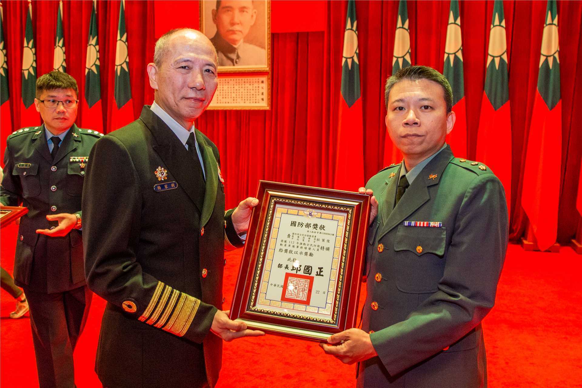 Admiral Mei, Chief of The General Staff of the Ministry of National Defense, presented the mobilization merit certificate to Lieutenant Colonel Du, Reserve Command of the All-out Defense Mobilization Agency (ADMA).