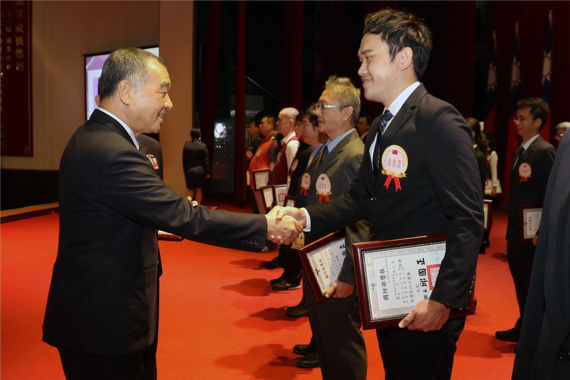 Mr. Chiu Kuo-cheng, Minister of National Defense, presented the mobilization merit certificate 2