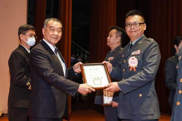 Mr. Chiu Kuo-cheng, Minister of National Defense, presented the mobilization merit certificate