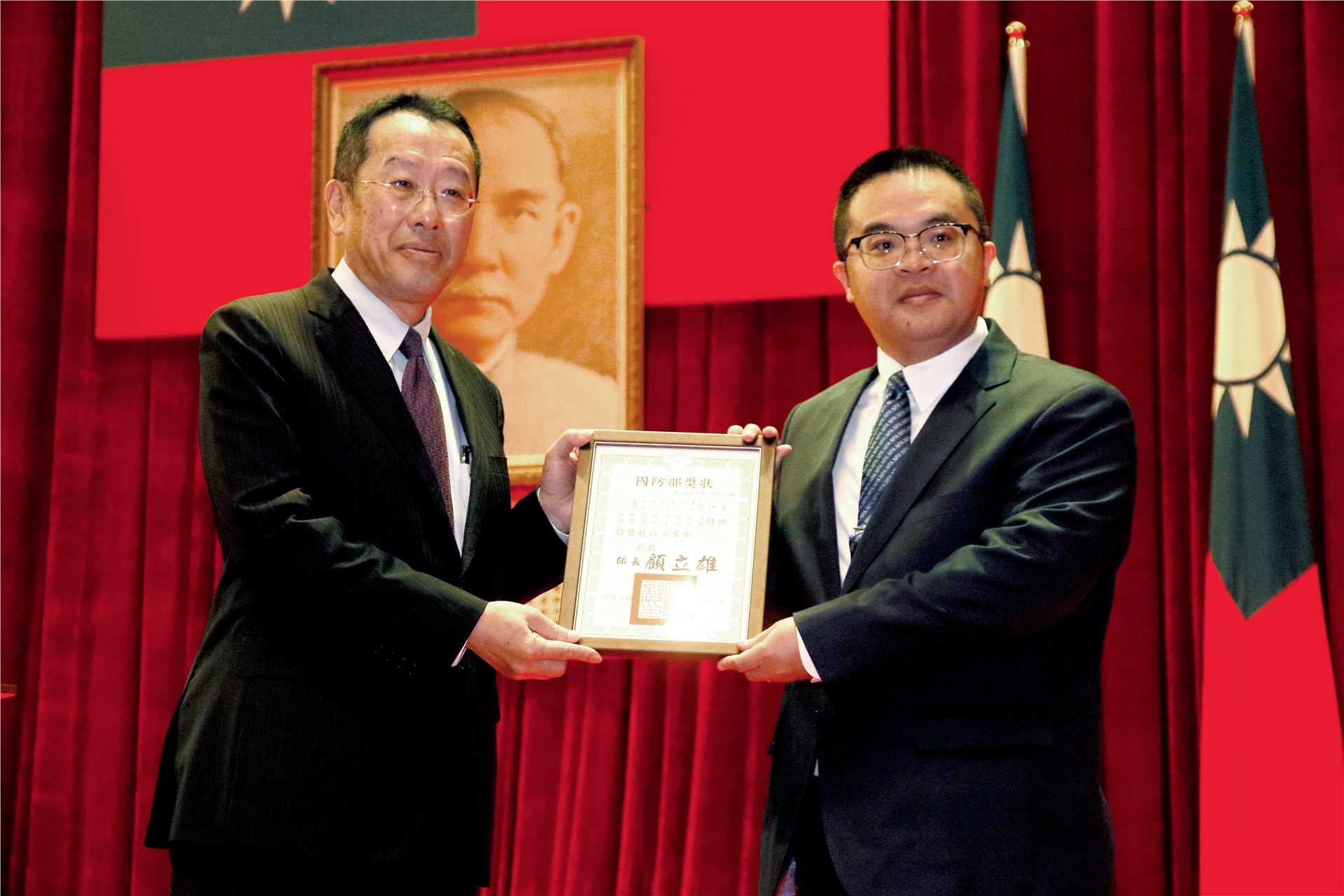 Wellington Li-Hsiung Koo, Minister of the National Defense, presented the mobilization meritorious certificate.