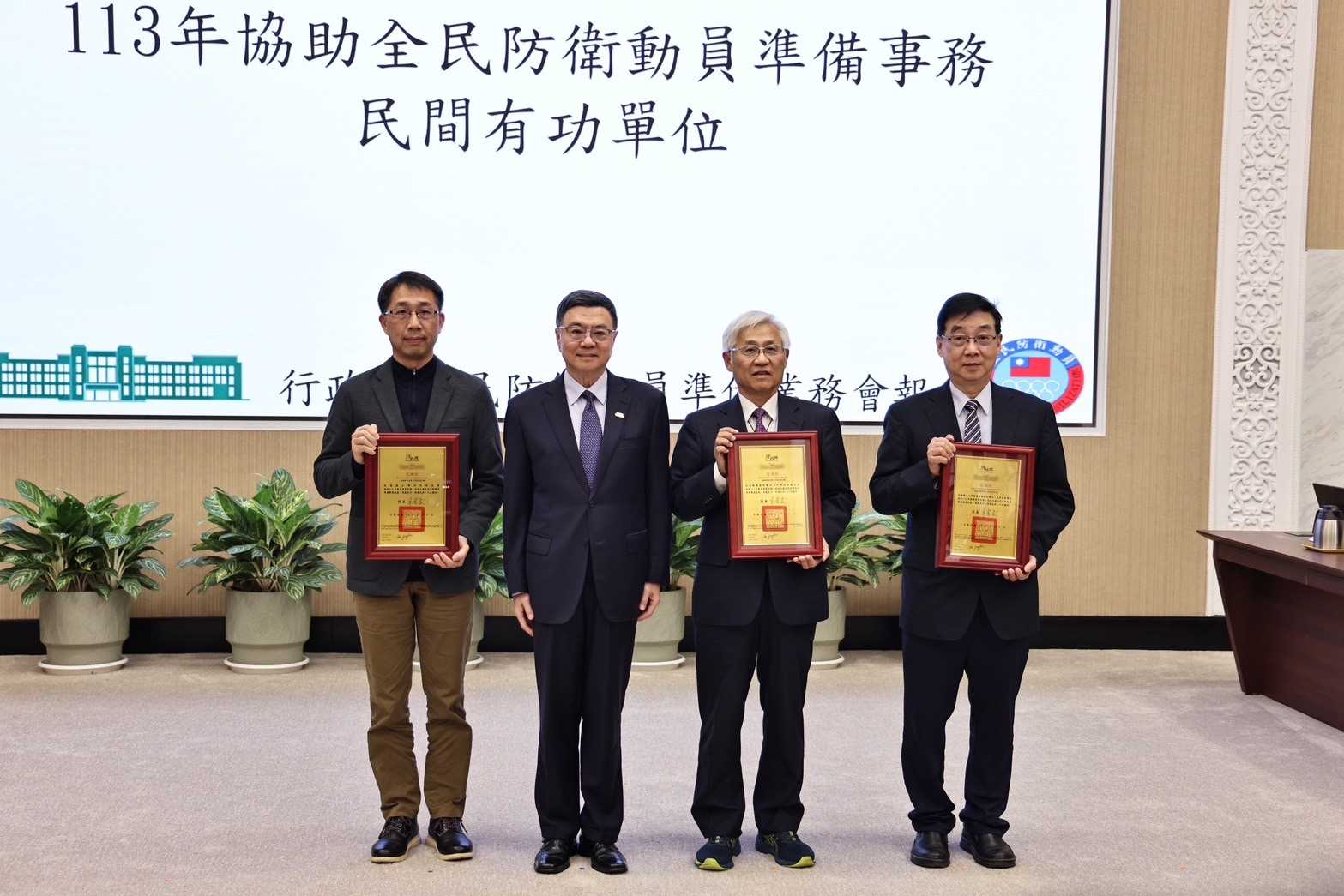 Premier Cho of the Executive Yuan presented the certificate of appreciation to private meritorious units.