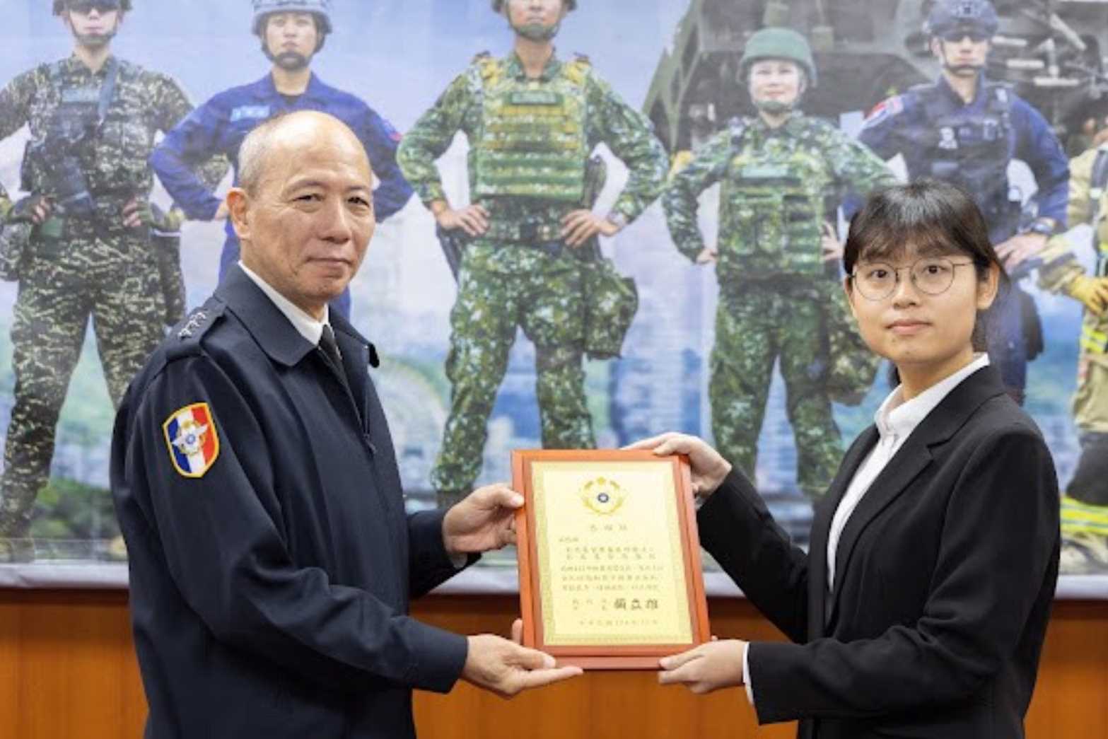 參謀總長梅上將公開授獎民間有功單位